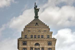 buffalo, new york - 8 mai 2016 - le liberty building, une tour de bureaux néoclassique construite en 1925 au centre-ville de buffalo, new york. photo