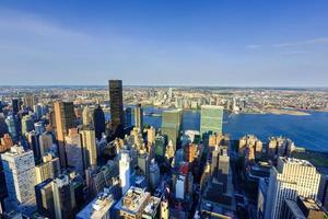 gratte-ciel imposants dans le centre de manhattan à new york. photo