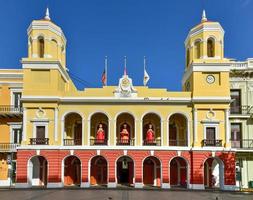 ancien hôtel de ville de san juan sur la plaza de armas à porto rico. photo