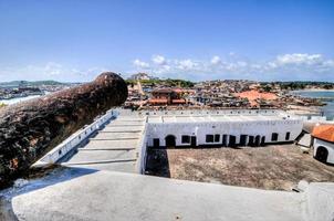 ghana, canons du site du patrimoine mondial du château d'elmina, histoire de l'esclavage photo