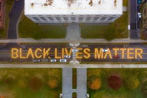 les vies noires comptent inscrites en grosses lettres jaunes sur la rue de l'état à montpelier, vermont. photo