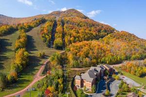 montagne de ski de chasseur colorée dans le nord de l'état de new york pendant le pic du feuillage d'automne. photo