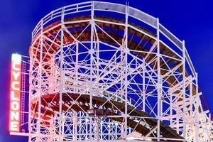 montagnes russes du cyclone à coney island, brooklyn, new york. photo