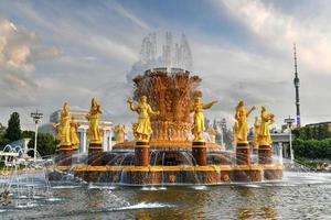 la fontaine de l'amitié des nations au vdnh, le centre d'exposition panrusse de moscou, en russie. photo