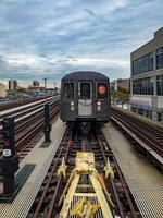 new york city - 16 septembre 2019 - b train sur la piste à ocean parkway dans le quartier de brighton beach à brooklyn, new york. photo