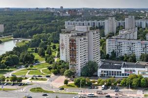 minsk, biélorussie - 21 juillet 2019 - panorama et vue sur l'architecture depuis le pont d'observation de la bibliothèque nationale. photo