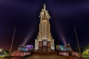 moscou, russie - 22 juillet 2019 - célèbre monument soviétique de l'ouvrier et de la femme kolkhozienne par le sculpteur vera mukhina la nuit. en acier inoxydable en 1937. photo