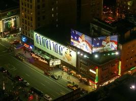 new york city - 6 juillet 2006 - vue aérienne de mamma mia et panneaux d'affichage dans le centre de manhattan le soir à new york city. photo