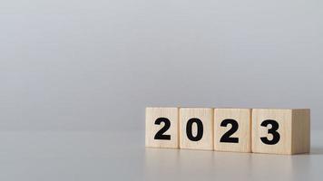 début de l'année 2022. bloc de cube en bois avec texte de l'année 2023. concept de bonne année. photo