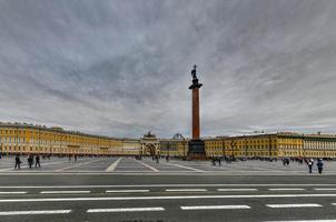 colonne alexandre sur la place du palais devant le bâtiment de l'état-major général, saint petersberg, russie. photo