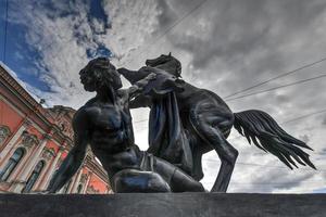 sculpture de dompteur de chevaux du 19e siècle sur le pont anitchkov à st. attraction de pétersbourg, russie. photo