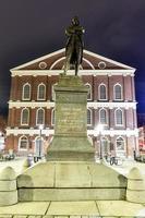 statue de samuel adams devant faneuil hall, boston, massachusetts, états-unis photo