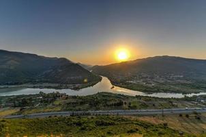 vue depuis le monastère de la croix situé sur la colline près de la ville de mtskheta, géorgie. photo