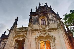 palace quinta da regaleira est un domaine situé près du centre historique de sintra, au portugal. il est classé comme site du patrimoine mondial par l'unesco dans le paysage culturel de sintra photo