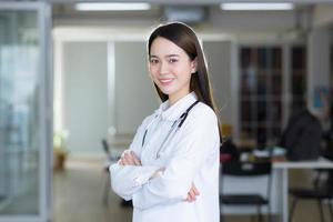 femme médecin asiatique sourit et se tient en toute confiance photo