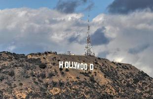 vue sur le célèbre panneau hollywoodien à los angeles, californie, 2022 photo