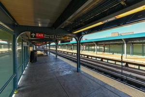 Ligne surélevée à la station de métro West 8th Street à Brooklyn, New York City, 2022 photo