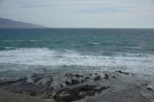 couches géologiques volcaniques corrodées, faro de punta jandia, fuerteventura, îles canaries, espagne. photo