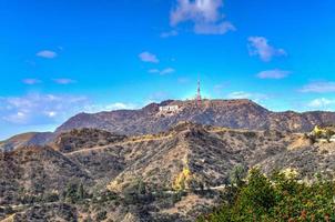 vue sur le célèbre panneau hollywoodien à los angeles, californie, 2022 photo