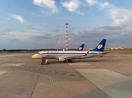 minsk, biélorussie - 21 juillet 2019 - vol belavia à l'aéroport national de minsk, biélorussie. l'aéroport est la plaque tournante de belavia. photo