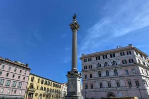 colonna della pace à l'extérieur de la basilique santa maria maggiore à rome, italie photo