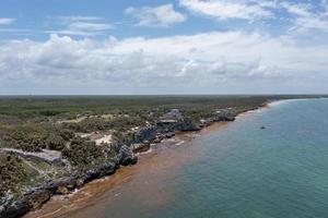 vue panoramique aérienne des plages le long de la côte de tulum, mexique. photo