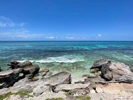 vue sur les eaux bleues claires autour de punta sur à isla mujeres, mexique . photo