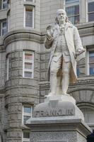 Ancien bureau de poste avec la statue de Benjamin Franklin, Washington DC, États-Unis photo