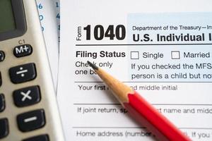 formulaire de déclaration de revenus 1040 avec drapeau américain américain et billet en dollars, revenu individuel américain.