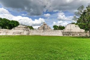 edzna est un site archéologique maya dans le nord de l'état mexicain de campeche. bâtiment de cinq étages. photo