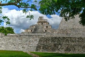 edzna est un site archéologique maya dans le nord de l'état mexicain de campeche. bâtiment de cinq étages. photo