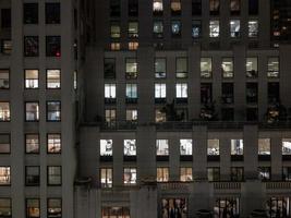 vue aérienne des bureaux du centre-ville de manhattan, new york la nuit. photo