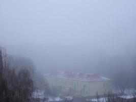 brouillard d'hiver du matin dans une grande ville photo