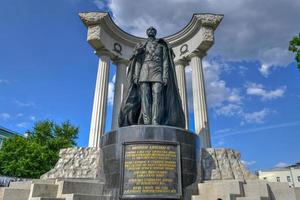 Un monument à alexandre ii devant la cathédrale du christ sauveur à moscou, russie, 2022 photo