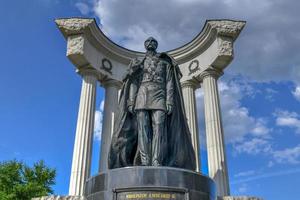 Un monument à alexandre ii devant la cathédrale du christ sauveur à moscou, russie, 2022 photo