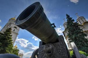 vue du canon du tsar au kremlin de moscou. le kremlin de moscou est un point de repère touristique populaire. Patrimoine mondial de l'UNESCO. photo