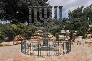 menorah de la knesset devant la knesset dans le parc des roses à jérusalem photo