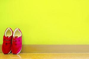 une paire de chaussures appuyée contre le mur photo