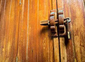 armoire en bois et serrure à la poignée de porte photo