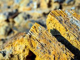 texture de pierre et de sol de couleur dorée sur un sol de montagne rocheuse photo