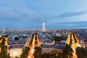 vue sur la tour eiffel et les toits de la ville de paris au loin au crépuscule. photo