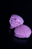 crâne rose pilule d'ecstasy gros plan arrière-plan impression de haute qualité violet armée dope stupéfiants substance mode de vie psychédélique à haute dose photo