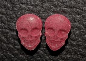 Les pilules d'ecstasy les plus fortes du monde du crâne violet se rapprochent des impressions de dope de grande taille de haute qualité photo