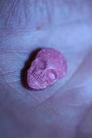 crâne rose pilule d'ecstasy gros plan arrière-plan impression de haute qualité violet armée dope stupéfiants substance mode de vie psychédélique à haute dose photo