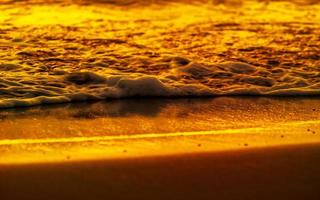 vagues de gros plan tourné au coucher du soleil photo