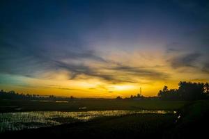 ciel coucher de soleil coloré sur les terres agricoles rurales photo