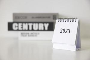 Calendrier d'affaires 2023 sur la table de bureau le jour du nouvel an. établir un plan de travail pour le début de l'année. concept sur la célébration, les affaires, noël, nouvel an. photo