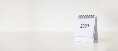 calendrier d'affaires du nouvel an 2023 sur la table de bureau le jour du nouvel an. établir un plan de travail pour le début de l'année. concept sur la célébration, les affaires, noël, nouvel an. photo