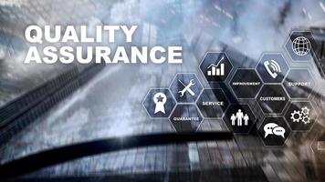 le concept d'assurance qualité et l'impact sur les entreprises. Contrôle de qualité. garantie de service. médias mixtes. photo