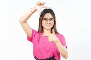 faire un cadre avec les mains d'une belle femme asiatique isolée sur fond blanc photo